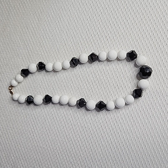 JOAN RIVERS BLACK AND WHITE CHUNCKY NECKLACE - Picture 4 of 8